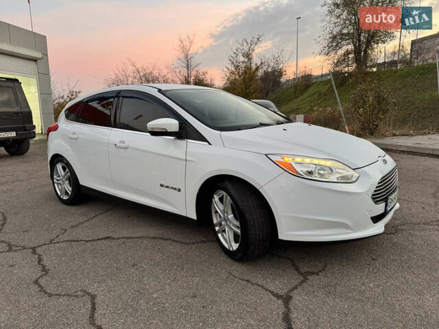 Белый Форд Фокус, объемом двигателя 0 л и пробегом 138 тыс. км за 7999 $, фото 3 на Automoto.ua