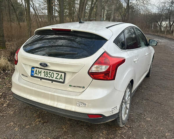 Белый Форд Фокус, объемом двигателя 0 л и пробегом 146 тыс. км за 8300 $, фото 6 на Automoto.ua