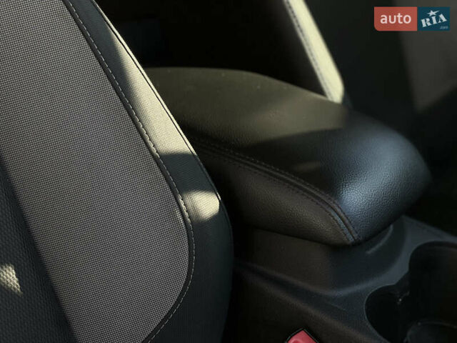 Белый Форд Фокус, объемом двигателя 1.6 л и пробегом 254 тыс. км за 6500 $, фото 6 на Automoto.ua