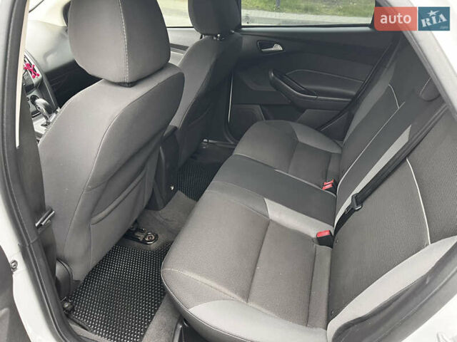 Белый Форд Фокус, объемом двигателя 2 л и пробегом 205 тыс. км за 7400 $, фото 6 на Automoto.ua