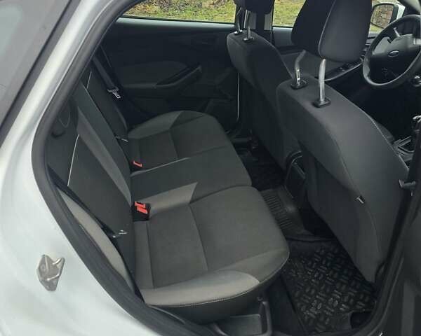 Белый Форд Фокус, объемом двигателя 1.6 л и пробегом 160 тыс. км за 6500 $, фото 4 на Automoto.ua