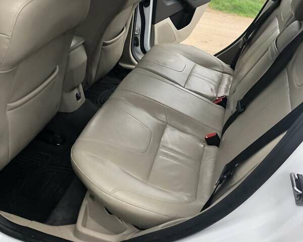 Белый Форд Фокус, объемом двигателя 2 л и пробегом 237 тыс. км за 7500 $, фото 6 на Automoto.ua