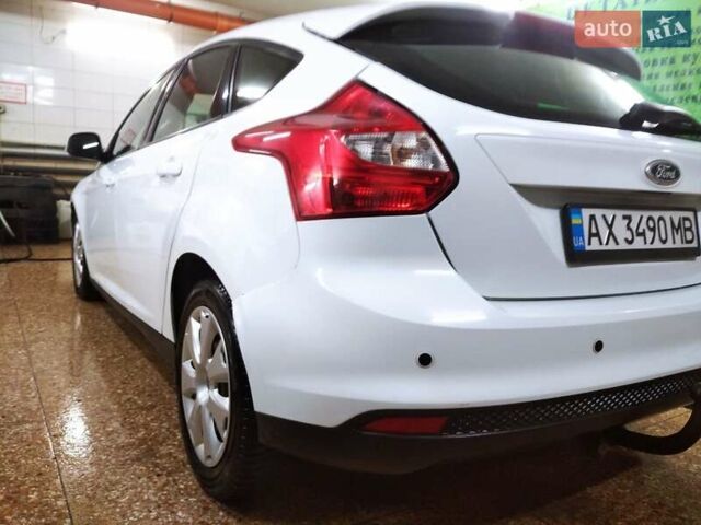 Білий Форд Фокус, об'ємом двигуна 2 л та пробігом 129 тис. км за 8100 $, фото 5 на Automoto.ua
