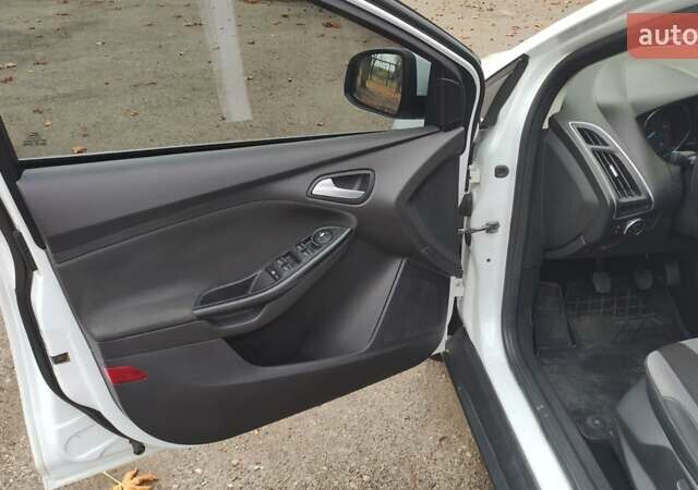 Білий Форд Фокус, об'ємом двигуна 1.6 л та пробігом 223 тис. км за 6900 $, фото 2 на Automoto.ua