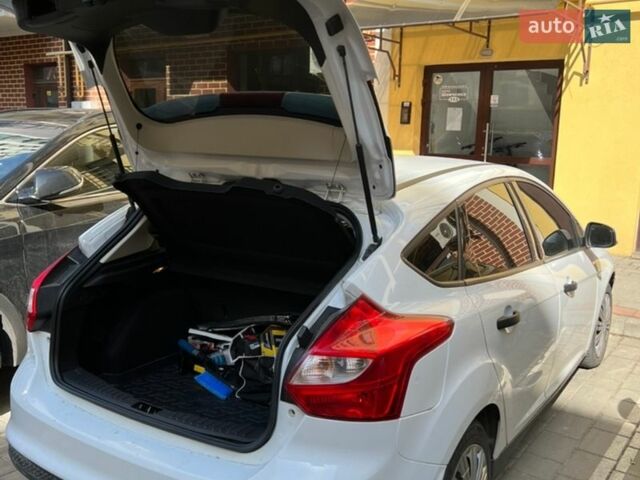 Белый Форд Фокус, объемом двигателя 1.6 л и пробегом 133 тыс. км за 8000 $, фото 12 на Automoto.ua