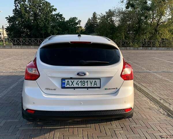 Белый Форд Фокус, объемом двигателя 0 л и пробегом 110 тыс. км за 6400 $, фото 2 на Automoto.ua