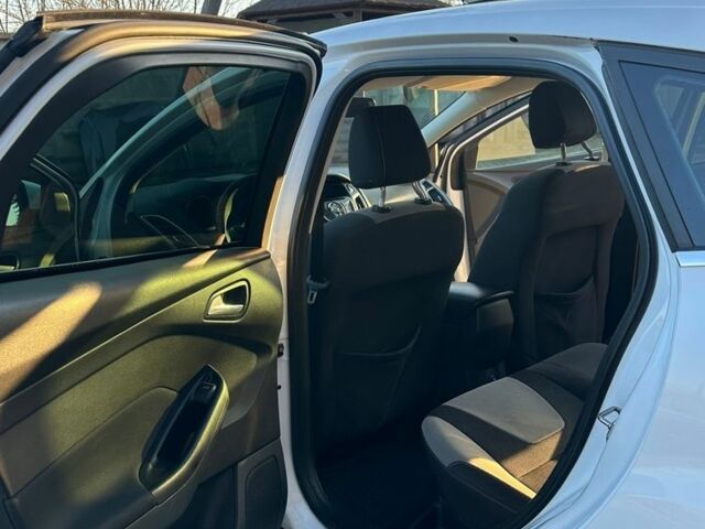 Белый Форд Фокус, объемом двигателя 1 л и пробегом 290 тыс. км за 4999 $, фото 10 на Automoto.ua