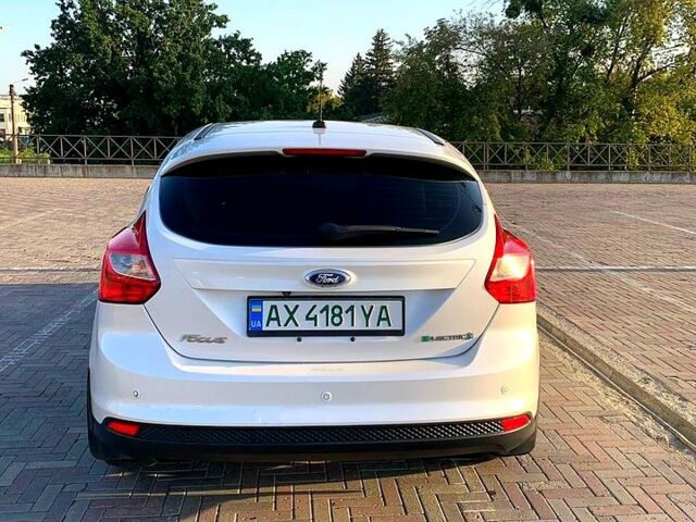 Форд Фокус 2013 в Харькове на Automoto.ua Белый Форд Фокус, объемом двигателя 0 л и пробегом 110 тыс. км за 6400 $, фото 1 на Automoto.ua
