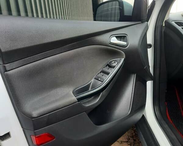 Білий Форд Фокус, об'ємом двигуна 1 л та пробігом 188 тис. км за 6600 $, фото 16 на Automoto.ua