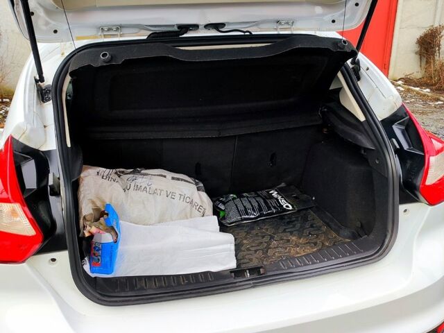 Белый Форд Фокус, объемом двигателя 1 л и пробегом 215 тыс. км за 6000 $, фото 6 на Automoto.ua