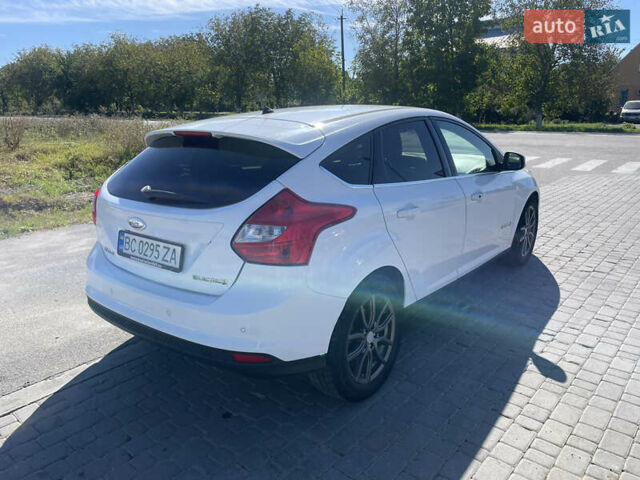 Белый Форд Фокус, объемом двигателя 0 л и пробегом 125 тыс. км за 6500 $, фото 7 на Automoto.ua
