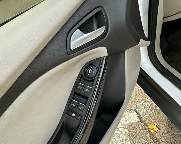 Белый Форд Фокус, объемом двигателя 0 л и пробегом 100 тыс. км за 8500 $, фото 28 на Automoto.ua