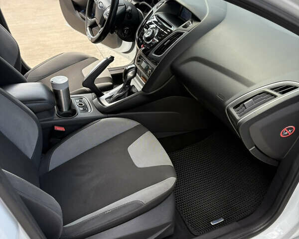 Белый Форд Фокус, объемом двигателя 1.6 л и пробегом 219 тыс. км за 10000 $, фото 8 на Automoto.ua