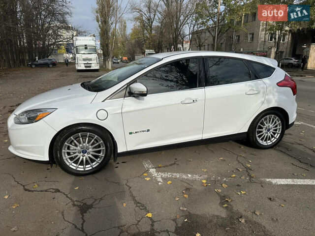 Белый Форд Фокус, объемом двигателя 0 л и пробегом 100 тыс. км за 8500 $, фото 4 на Automoto.ua