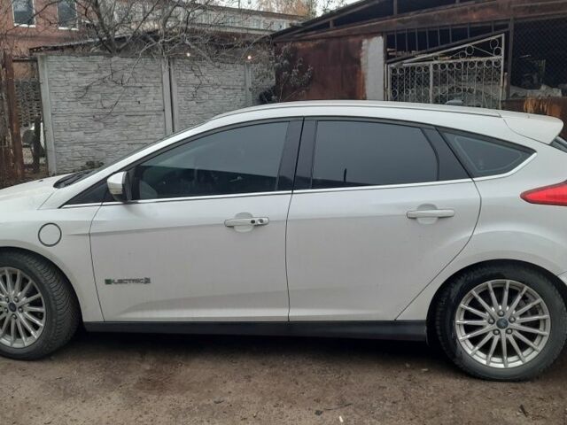 Белый Форд Фокус, объемом двигателя 0 л и пробегом 179 тыс. км за 8500 $, фото 3 на Automoto.ua