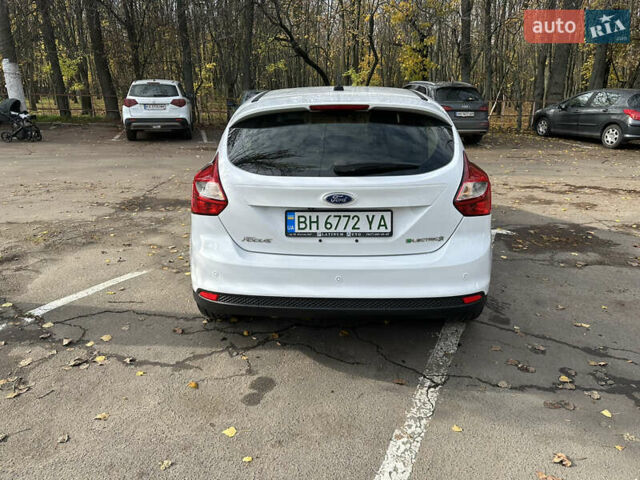 Белый Форд Фокус, объемом двигателя 0 л и пробегом 100 тыс. км за 8500 $, фото 7 на Automoto.ua