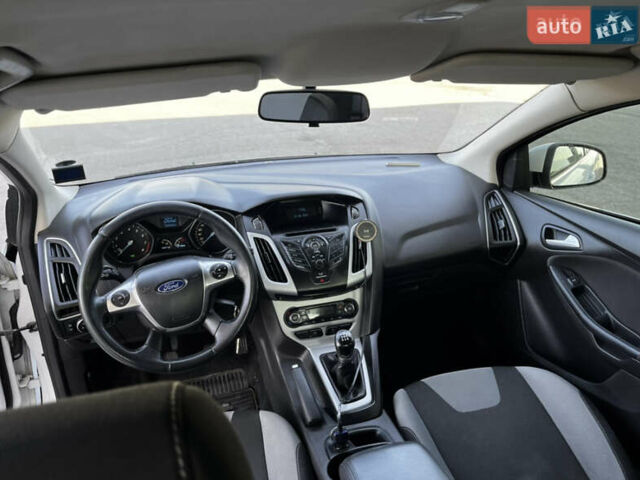 Белый Форд Фокус, объемом двигателя 1 л и пробегом 160 тыс. км за 6000 $, фото 5 на Automoto.ua