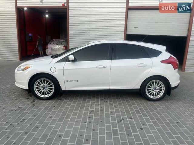 Белый Форд Фокус, объемом двигателя 0 л и пробегом 140 тыс. км за 7000 $, фото 2 на Automoto.ua