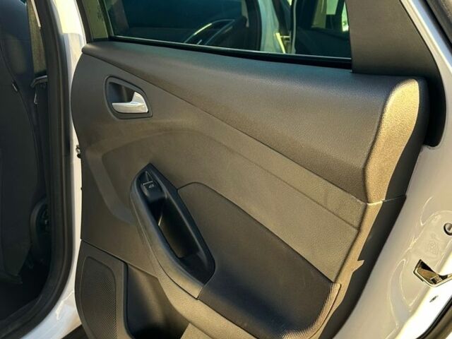 Белый Форд Фокус, объемом двигателя 1 л и пробегом 290 тыс. км за 4999 $, фото 8 на Automoto.ua