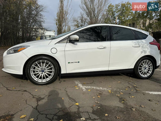 Белый Форд Фокус, объемом двигателя 0 л и пробегом 100 тыс. км за 8500 $, фото 5 на Automoto.ua