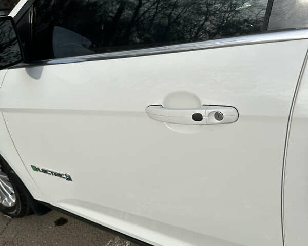 Белый Форд Фокус, объемом двигателя 0 л и пробегом 100 тыс. км за 8500 $, фото 13 на Automoto.ua