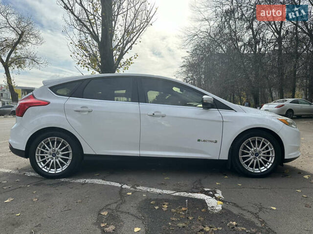 Белый Форд Фокус, объемом двигателя 0 л и пробегом 100 тыс. км за 8500 $, фото 9 на Automoto.ua