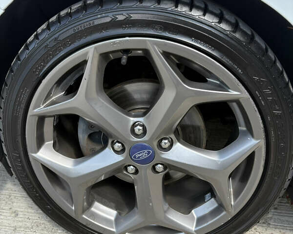 Белый Форд Фокус, объемом двигателя 1.6 л и пробегом 219 тыс. км за 10000 $, фото 5 на Automoto.ua