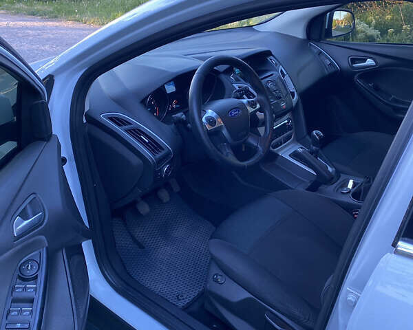 Белый Форд Фокус, объемом двигателя 1 л и пробегом 170 тыс. км за 6800 $, фото 7 на Automoto.ua