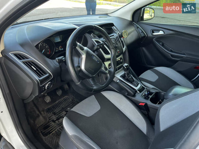 Форд Фокус 2013 в Львове на Automoto.ua Белый Форд Фокус, объемом двигателя 1 л и пробегом 156 тыс. км за 6000 $, фото 5 на Automoto.ua