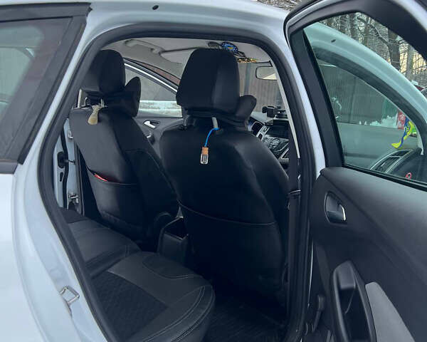 Белый Форд Фокус, объемом двигателя 1.6 л и пробегом 221 тыс. км за 8800 $, фото 11 на Automoto.ua