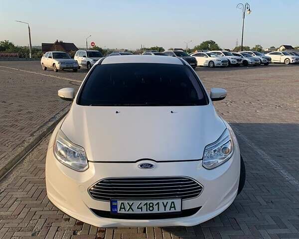 Белый Форд Фокус, объемом двигателя 0 л и пробегом 110 тыс. км за 6400 $, фото 1 на Automoto.ua