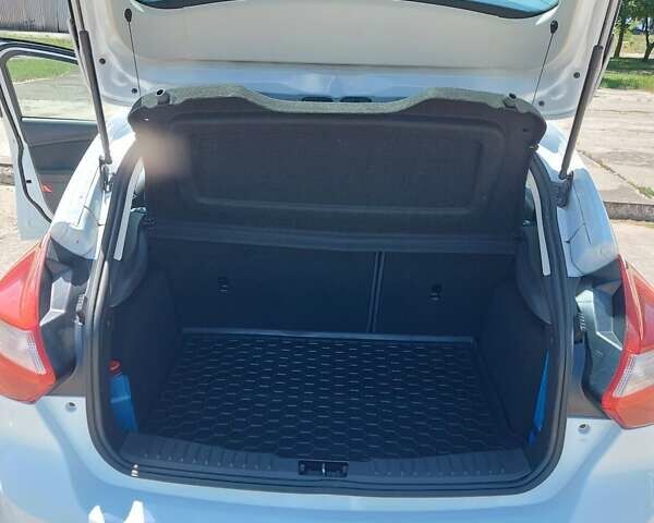 Белый Форд Фокус, объемом двигателя 1 л и пробегом 85 тыс. км за 6300 $, фото 22 на Automoto.ua