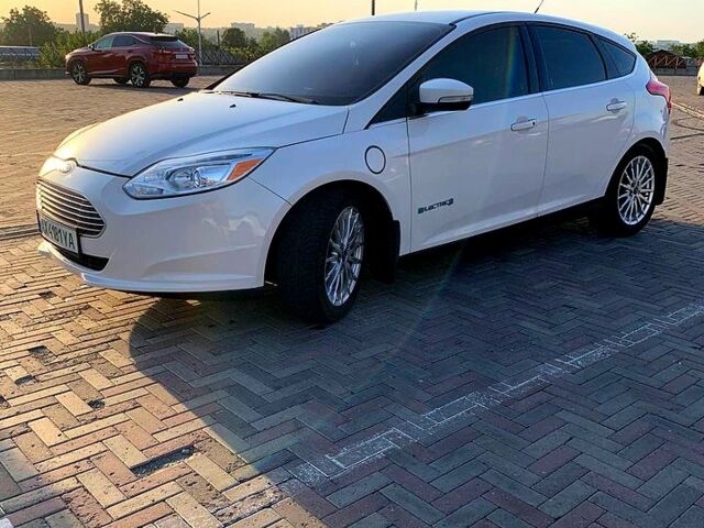 Форд Фокус 2013 в Харькове на Automoto.ua Белый Форд Фокус, объемом двигателя 0 л и пробегом 110 тыс. км за 6400 $, фото 2 на Automoto.ua