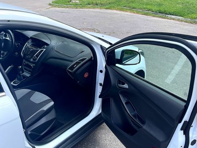 Белый Форд Фокус, объемом двигателя 1 л и пробегом 131 тыс. км за 4700 $, фото 6 на Automoto.ua