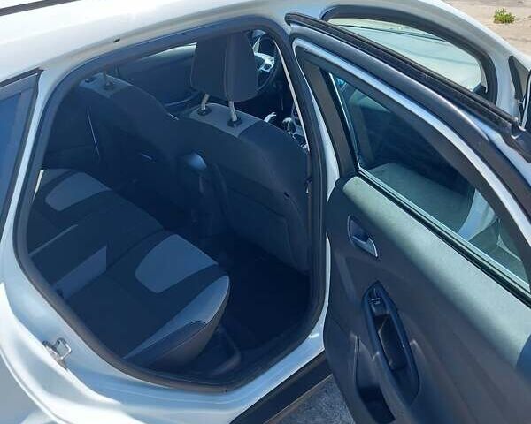 Белый Форд Фокус, объемом двигателя 1 л и пробегом 85 тыс. км за 6300 $, фото 11 на Automoto.ua