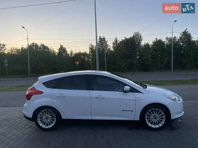 Белый Форд Фокус, объемом двигателя 0 л и пробегом 137 тыс. км за 6000 $, фото 2 на Automoto.ua