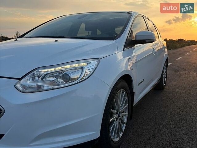 Белый Форд Фокус, объемом двигателя 0 л и пробегом 135 тыс. км за 6500 $, фото 7 на Automoto.ua