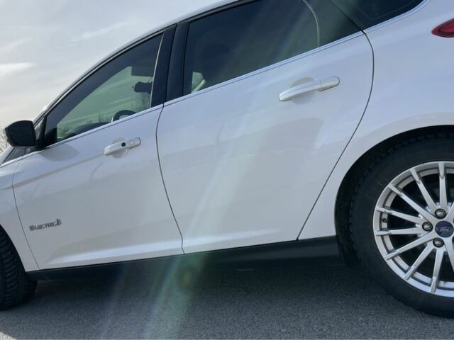 Белый Форд Фокус, объемом двигателя 0 л и пробегом 78 тыс. км за 7700 $, фото 7 на Automoto.ua