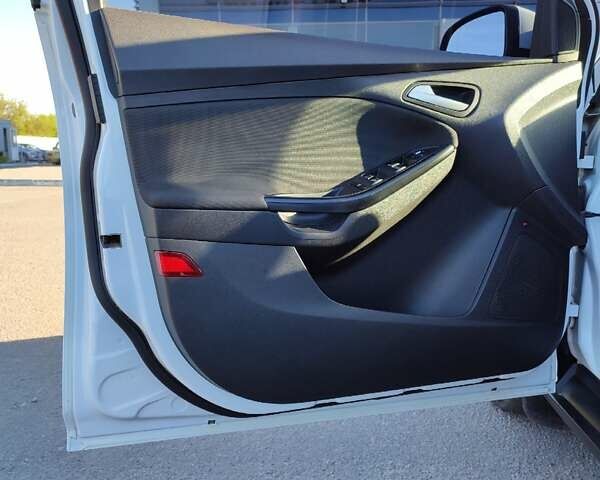 Белый Форд Фокус, объемом двигателя 1 л и пробегом 166 тыс. км за 6300 $, фото 9 на Automoto.ua