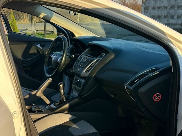 Белый Форд Фокус, объемом двигателя 1 л и пробегом 290 тыс. км за 4999 $, фото 6 на Automoto.ua