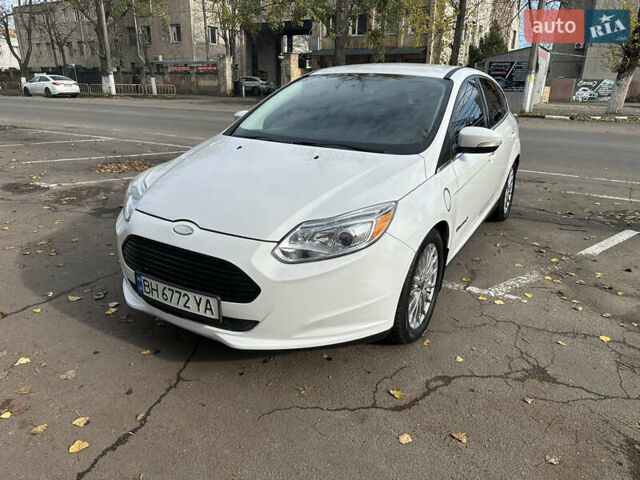 Белый Форд Фокус, объемом двигателя 0 л и пробегом 100 тыс. км за 8500 $, фото 3 на Automoto.ua