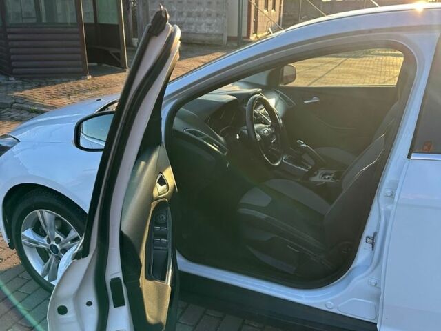 Белый Форд Фокус, объемом двигателя 1 л и пробегом 290 тыс. км за 4999 $, фото 1 на Automoto.ua