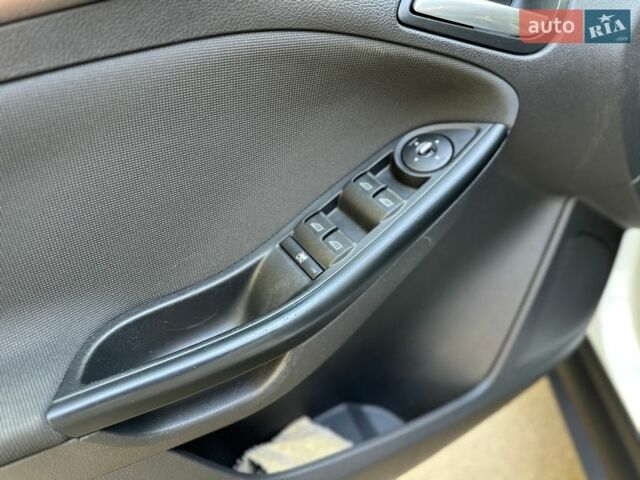 Білий Форд Фокус, об'ємом двигуна 1 л та пробігом 196 тис. км за 6100 $, фото 23 на Automoto.ua