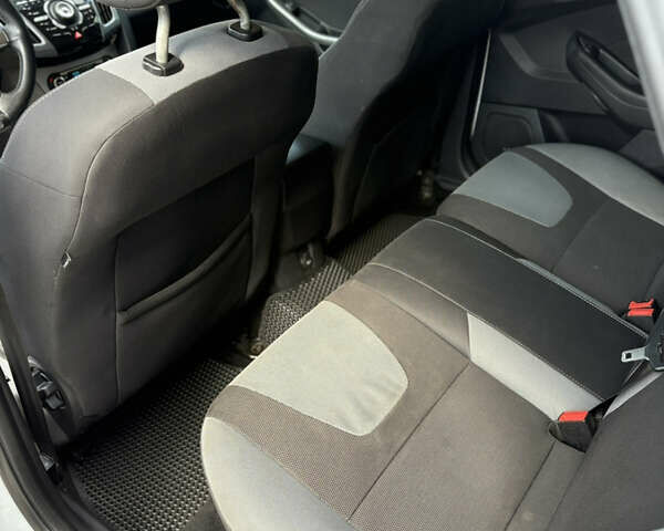 Белый Форд Фокус, объемом двигателя 1.6 л и пробегом 219 тыс. км за 10000 $, фото 10 на Automoto.ua