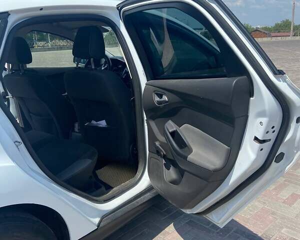 Белый Форд Фокус, объемом двигателя 1 л и пробегом 147 тыс. км за 6500 $, фото 8 на Automoto.ua