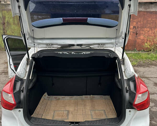 Белый Форд Фокус, объемом двигателя 1 л и пробегом 58 тыс. км за 7300 $, фото 4 на Automoto.ua