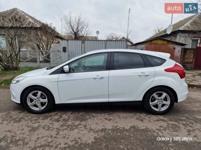 Белый Форд Фокус, объемом двигателя 1 л и пробегом 149 тыс. км за 5600 $, фото 1 на Automoto.ua