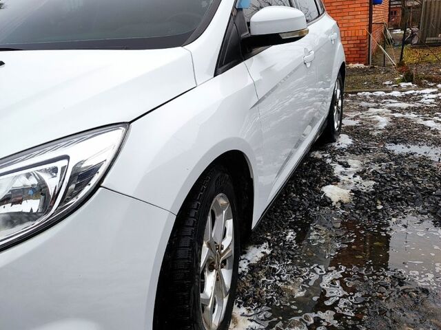 Белый Форд Фокус, объемом двигателя 1 л и пробегом 215 тыс. км за 6000 $, фото 5 на Automoto.ua