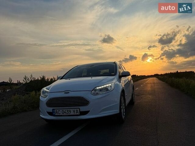 Белый Форд Фокус, объемом двигателя 0 л и пробегом 135 тыс. км за 6500 $, фото 2 на Automoto.ua