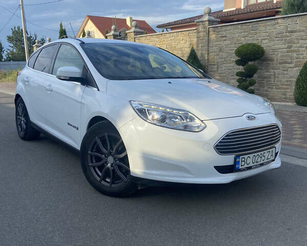 Белый Форд Фокус, объемом двигателя 0 л и пробегом 115 тыс. км за 5400 $, фото 1 на Automoto.ua